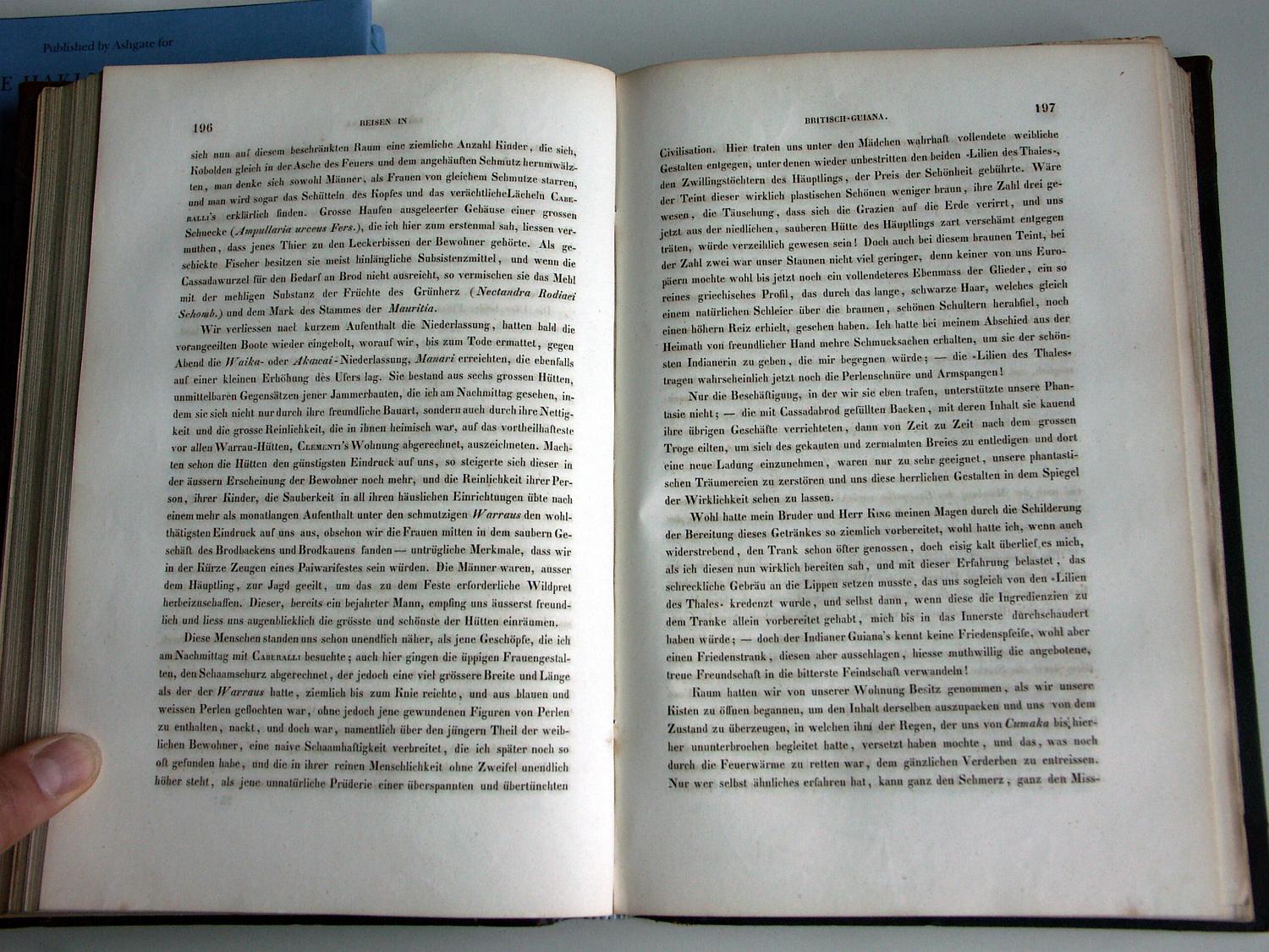 ZZ-RISC47,S.196 Akawai-Dorf Manari Frau-Perlschurz blau-weiss